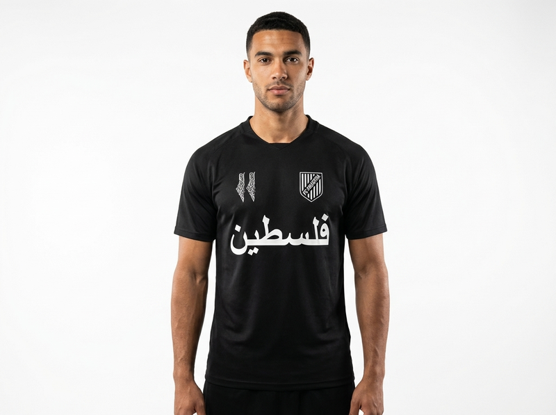 Maillot FC Palestina Noir et Blanc (version arabe) - mannequin_face - Maillot Palestine Officiel